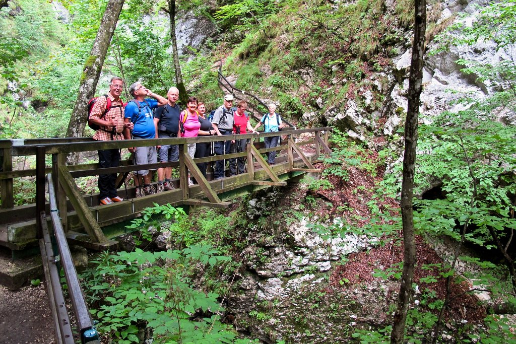 34 Gruppenbild auf einer Bruecke.jpg